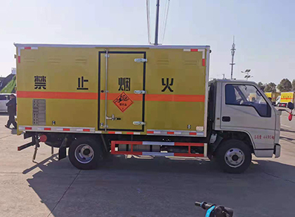 石碌镇爆破器材运输车