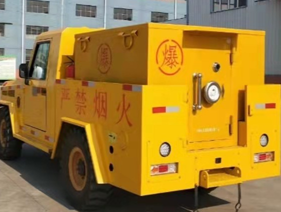 石碌镇凯龙爆破器材运输车：保障爆破任务的安全运行